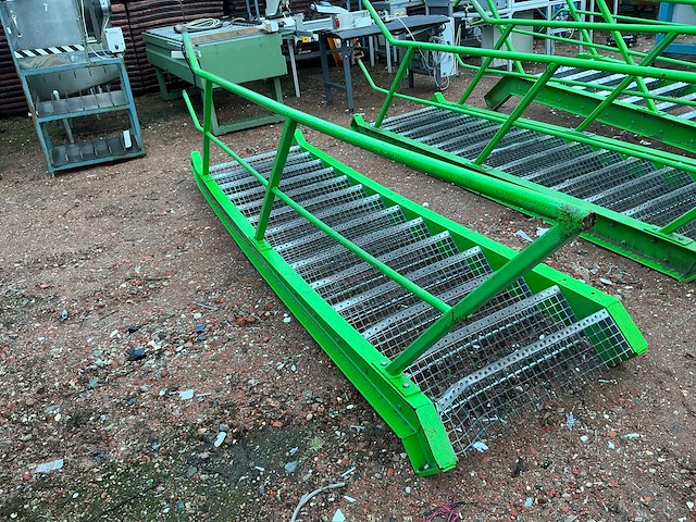 Stalen trap met bordes - afbeelding 2 van  3