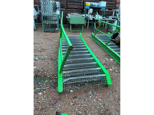 Stalen trap met bordes - afbeelding 3 van  3