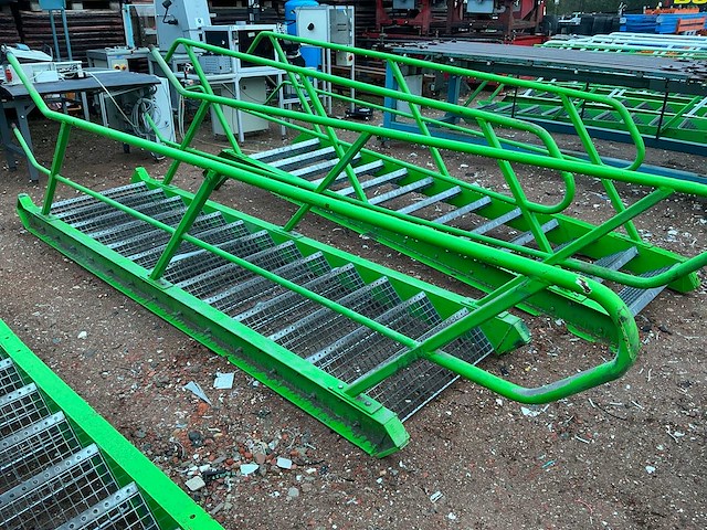 Stalen trap met bordes - afbeelding 1 van  3