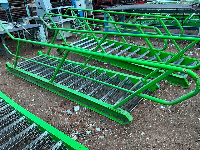 Stalen trap met bordes - afbeelding 2 van  3