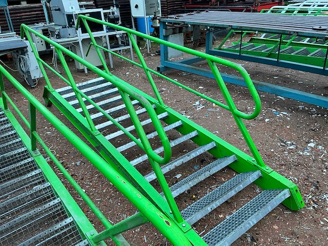 Stalen trap met bordes - afbeelding 1 van  4