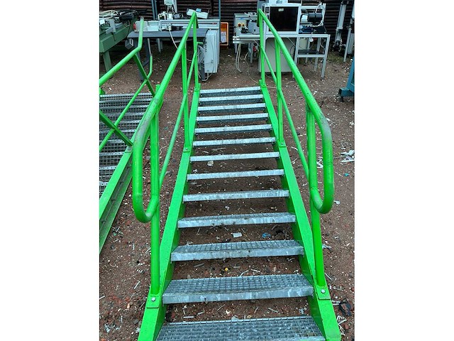 Stalen trap met bordes - afbeelding 3 van  4