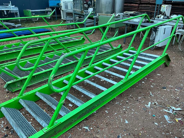 Stalen trap met bordes - afbeelding 4 van  4