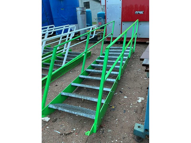 Stalen trap met bordes - afbeelding 2 van  3