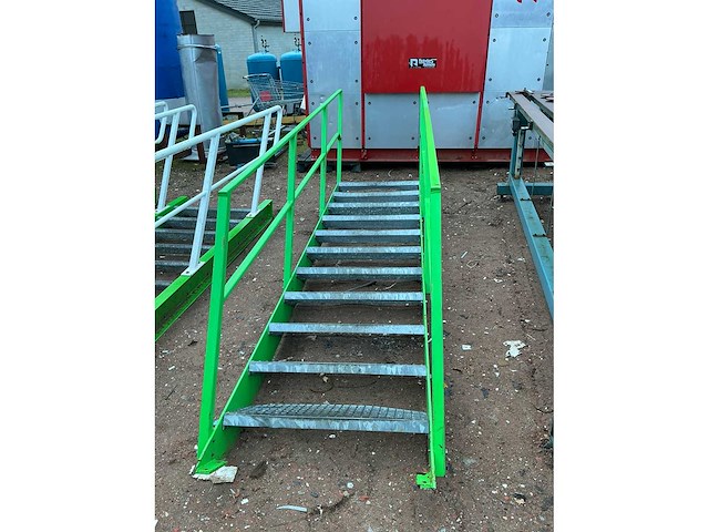Stalen trap met bordes - afbeelding 3 van  3