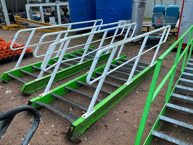 Stalen trap met bordes - afbeelding 1 van  5