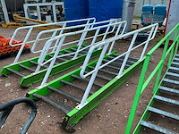 Stalen trap met bordes - afbeelding 1 van  5