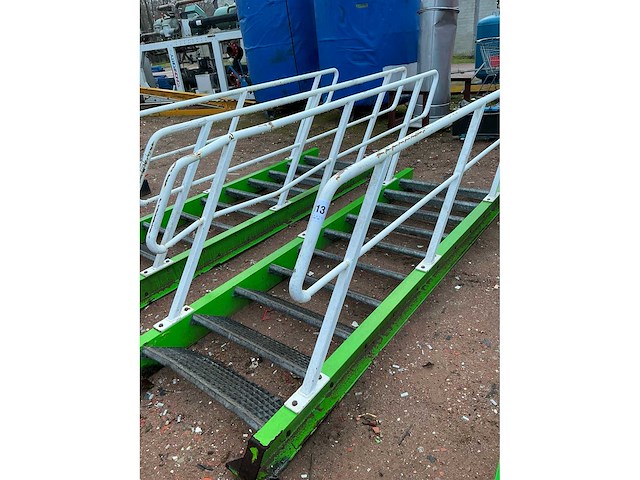 Stalen trap met bordes - afbeelding 2 van  5