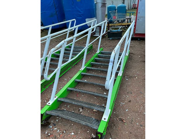 Stalen trap met bordes - afbeelding 3 van  5