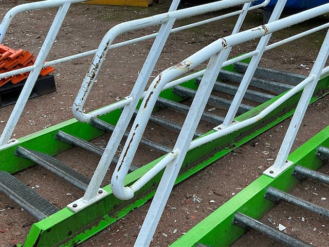 Stalen trap met bordes - afbeelding 5 van  5