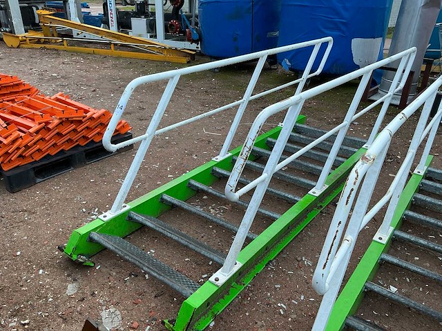 Stalen trap met bordes - afbeelding 1 van  4