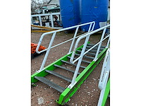 Stalen trap met bordes - afbeelding 2 van  4