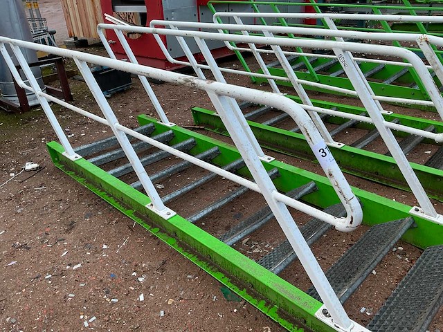 Stalen trap met bordes - afbeelding 4 van  4