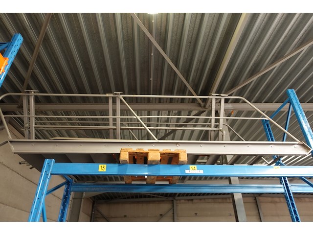 Stalen trap - afbeelding 1 van  3
