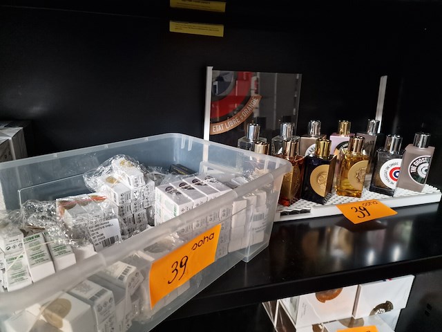 Stalen van eau de parfum - afbeelding 1 van  4