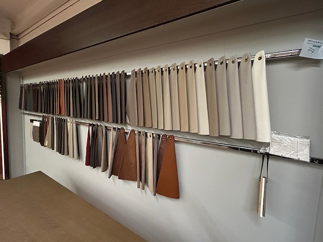 Stalen van leder en stof - afbeelding 1 van  4