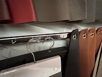 Stalen van leder en stof - afbeelding 3 van  4