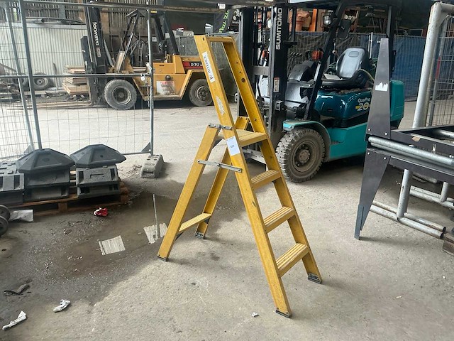 Staltor polyester trapladder - afbeelding 1 van  2