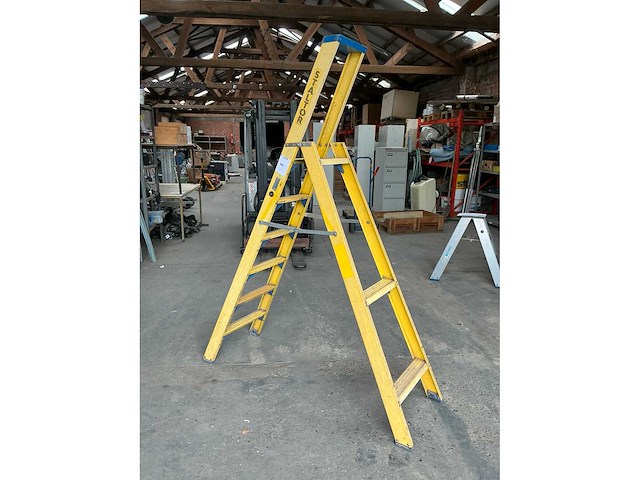 Staltor polyester trapladder - afbeelding 1 van  4