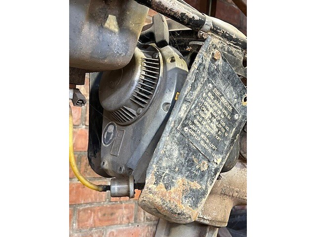 Stamper wacker bs60x op benzinemotor (33) - afbeelding 6 van  10