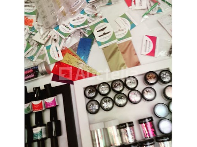 Standaard nagelsalon met uv/led-apparaat • 377 artikelen • folies - afbeelding 1 van  16