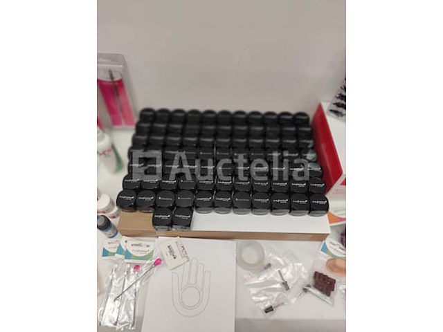 Standaard nagelsalon met uv/led-apparaat • 388 artikelen • folies - afbeelding 2 van  22