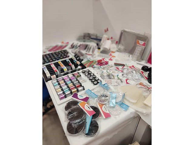 Standaard nagelsalon met uv/led-apparaat • 388 artikelen • folies - afbeelding 16 van  22