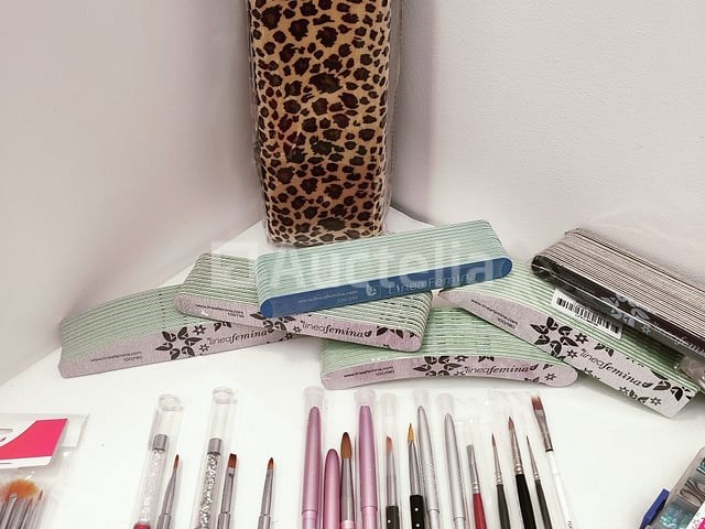 Standaard nagelsalon met uv/led-apparaat • 407 artikelen • folies - afbeelding 14 van  21