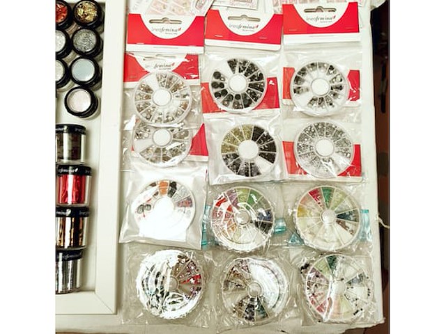 Standaard nagelsalon met uv/led-apparaat • 409 artikelen • folies - afbeelding 20 van  20