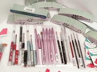 Standaard nagelsalon met uv/led-apparaat • 412 items • folies - afbeelding 3 van  18