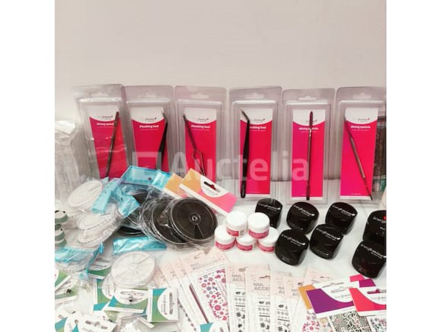Standaard nagelsalon met uv/led-apparaat • 431 artikelen • 237 ref. - afbeelding 15 van  17