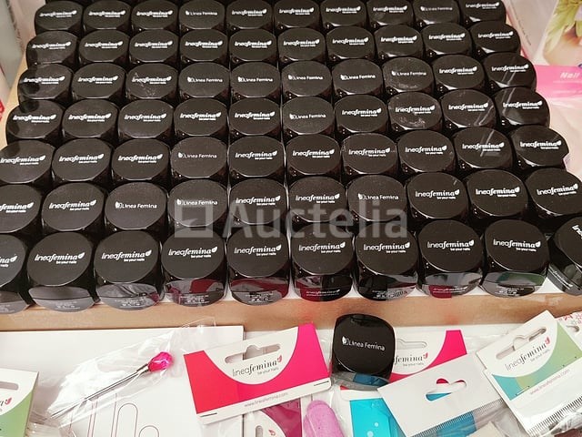 Standaard nagelsalon met uv/led-apparaat • 433 artikelen • folies - afbeelding 2 van  22