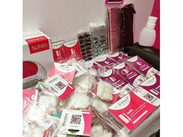 Standaard nagelsalon met uv/led-apparaat • 436 items • folies - afbeelding 2 van  23