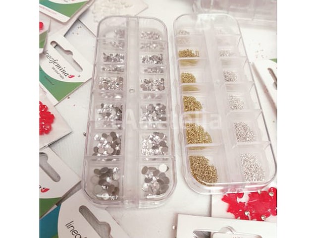 Standaard nagelsalon met uv/led-apparaat • 436 items • folies - afbeelding 10 van  23