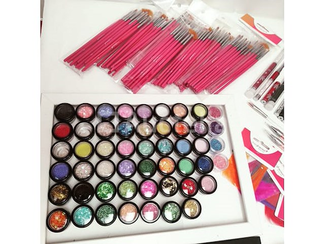 Standaard nagelsalon met uv/led-apparaat • 436 items • folies - afbeelding 18 van  23