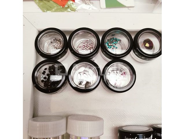 Standaard nagelsalon met uv/led-apparaat • 436 items • folies - afbeelding 23 van  23