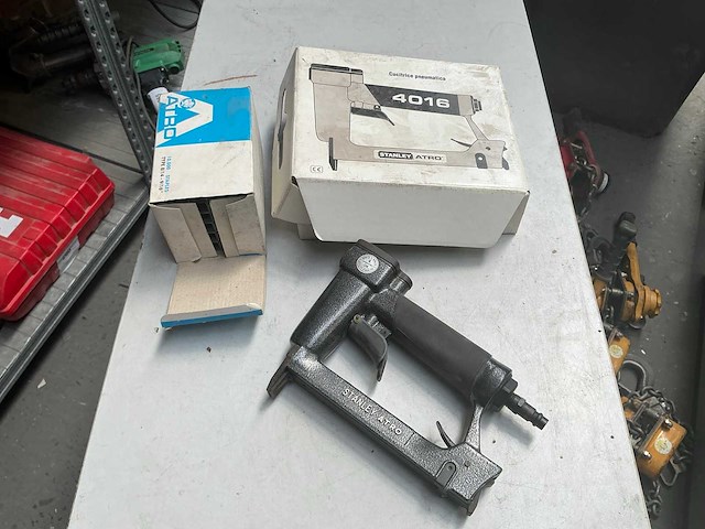 Stanley 4016 pneumatische nietmachine - afbeelding 1 van  6