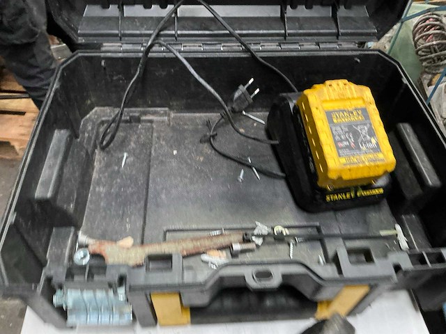 Stanley accu schroefmachine en haakse slijper - afbeelding 3 van  3