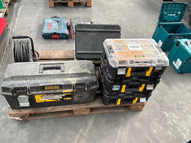 Stanley koffers met partij bevestigingsmaterialen + handgereedschap - afbeelding 1 van  7