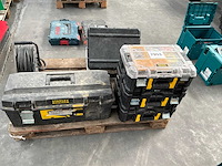 Stanley koffers met partij bevestigingsmaterialen + handgereedschap - afbeelding 1 van  7