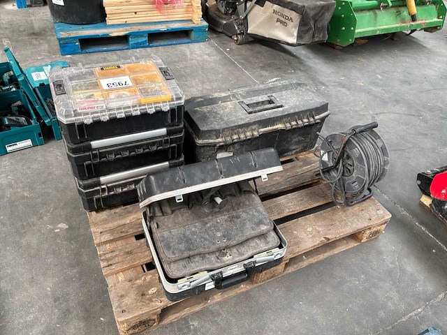 Stanley koffers met partij bevestigingsmaterialen + handgereedschap - afbeelding 2 van  7