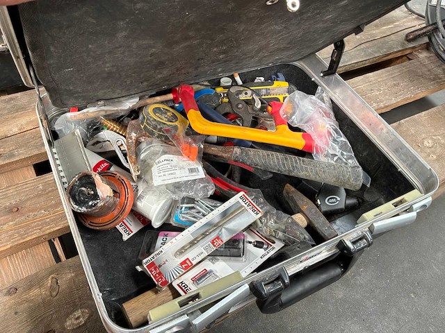 Stanley koffers met partij bevestigingsmaterialen + handgereedschap - afbeelding 3 van  7