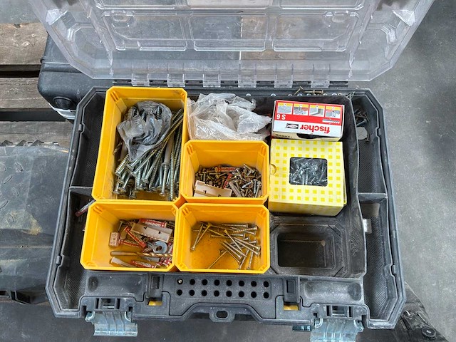 Stanley koffers met partij bevestigingsmaterialen + handgereedschap - afbeelding 4 van  7