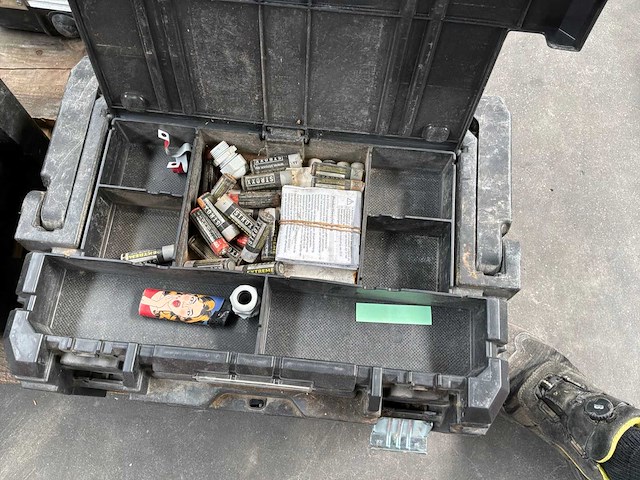 Stanley koffers met partij bevestigingsmaterialen + handgereedschap - afbeelding 5 van  7