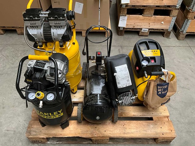 Stanley mix kavel diverse luchtcompressoren - afbeelding 1 van  13