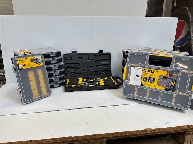 Stanley schroevendraaierset en opbergdozen - afbeelding 1 van  4