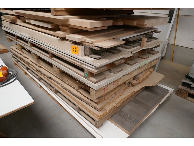 Stapel met allerhande diverse resten van houten platen - afbeelding 1 van  4
