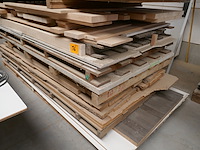 Stapel met allerhande diverse resten van houten platen - afbeelding 1 van  4