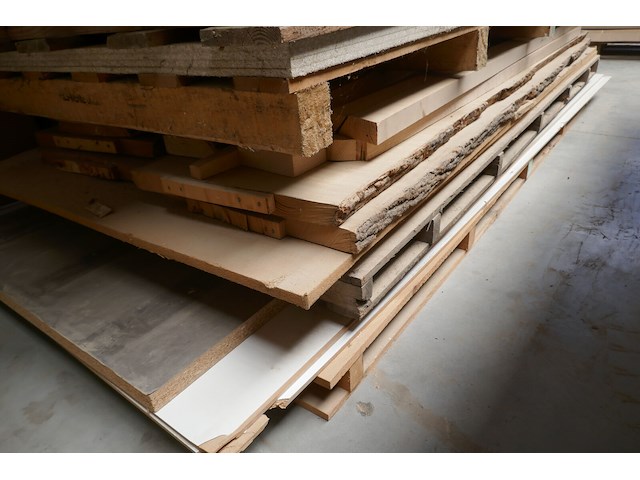 Stapel met allerhande diverse resten van houten platen - afbeelding 2 van  4