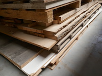 Stapel met allerhande diverse resten van houten platen - afbeelding 2 van  4